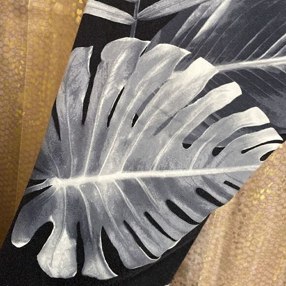 PINK Victoria’s Secret black/gray tropical palm leaf ultimate leggings, size L - Picture 6 of 8